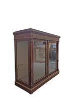 Vitrine en acajou et placage d'acajou ouvrant par deux porte… (photo 2)