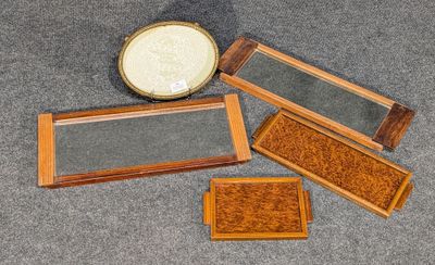plusieurs morceaux de bois et de verre sont disposés sur le sol
