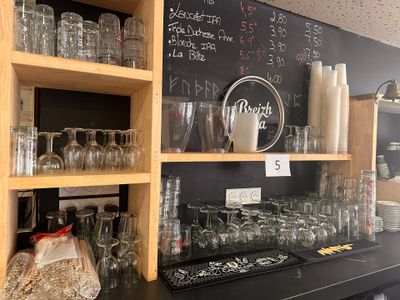 de nombreux verres et bocaux sur les étagères du magasin