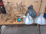 une table sur laquelle sont posées plusieurs lampes