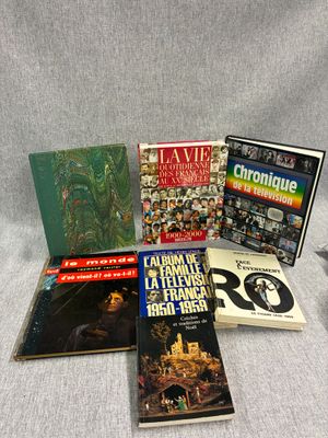 un grand nombre de livres posés sur une table
