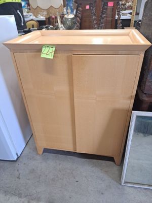 une armoire en bois surmontée d'un miroir
