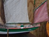 une maquette de voilier posée sur une table en bois
