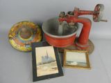 une photo d'un mixeur rouge et une photo d'une photo d'une église