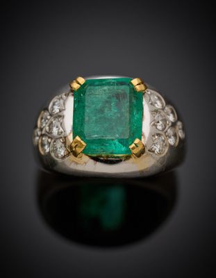 une bague en émeraude et diamant