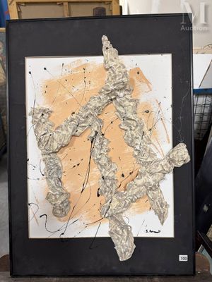 une photo d'une photo d'une œuvre d'art posée sur une table