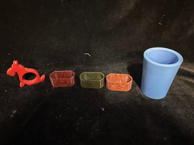 Ensemble de ronds de serviette en Bakélite, on joint 4 gobel… - Photo 1