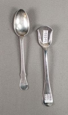 deux cuillères et une cuillère posées sur une table