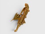 an image of a gold broochle with a lizard on it ' s back