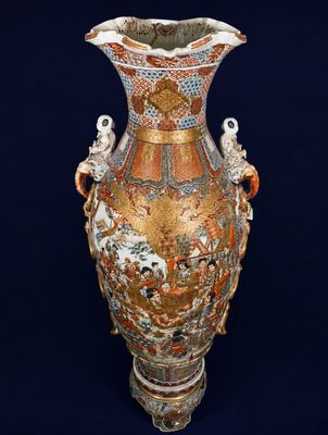 un grand vase orné d'un oiseau sur fond noir