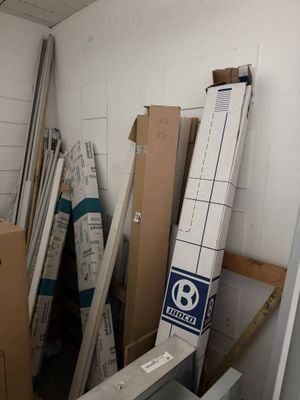 une pile de cartons et une pancarte dans une pièce