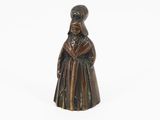 figurine représentant une femme vêtue d'une longue robe et coiffée d'un chapeau