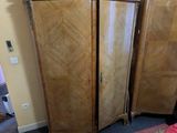 une chambre avec un lit, une commode et une télévision posée dessus