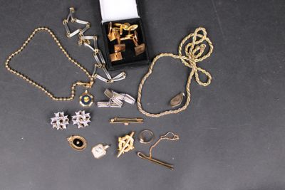 une boîte contenant des bijoux en or et en argent posée sur une table