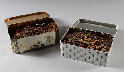 deux boîtes de conserve placées l'une à côté de l'autre