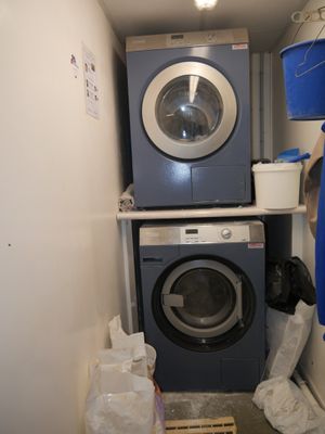 un lave-linge et un sèche-linge dans une petite pièce