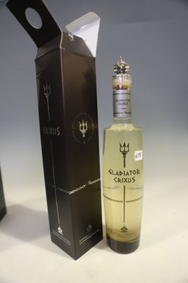 une bouteille d'alcool à côté d'un carton de vin