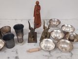 de nombreux couverts sur une table, avec une statue en arrière-plan