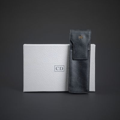 CHRISTIAN DIOR. Etui pour stylos en cuir noir grainé, chiffr…