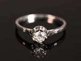 gros plan d'une bague en diamant sur une surface noire