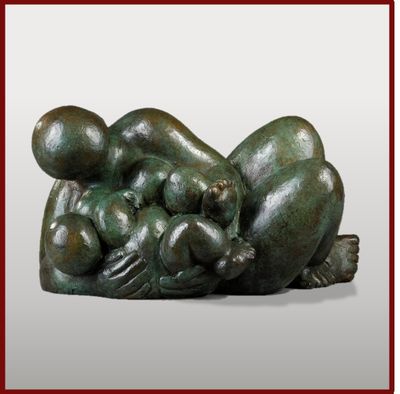 une image représentant une sculpture en bronze d'une mère et de son enfant