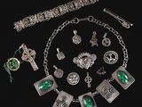 un assortiment de bijoux en argent comprenant un collier, un bracelet et une broche