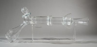 une bouteille en verre contenant un pistolet