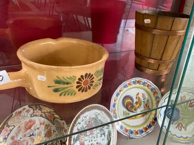 une vitrine en verre sur laquelle sont posés un bol et un autre bol