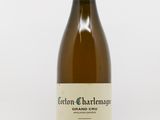 une bouteille de vin posée sur une table
