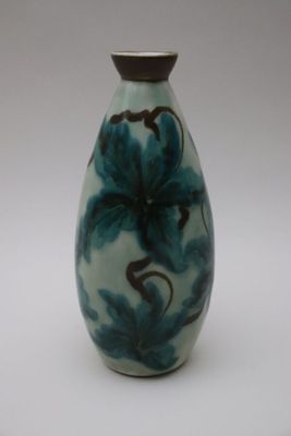un vase bleu et blanc posé sur une surface blanche