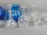 un grand nombre de vases en verre posés sur une table