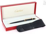une image représentant un stylo dans une boîte rouge avec un étui noir