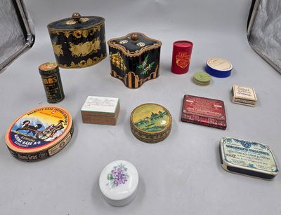 de nombreuses boîtes de toutes sortes posées sur une table