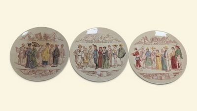 trois assiettes sur fond blanc, ornées de motifs représentant des personnes
