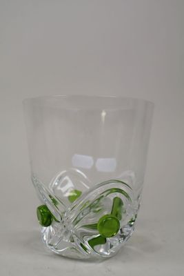 un vase en verre contenant une fleur verte