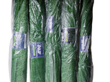 de nombreux rouleaux d'herbe verte emballés dans des sacs en plastique