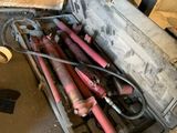 une boîte à outils avec un tas d'outils à l'intérieur
