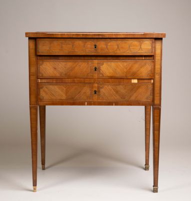 une image représentant une commode en bois avec un tiroir d'un côté et un autre de l'autre