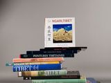 plusieurs livres sont empilés sur une table