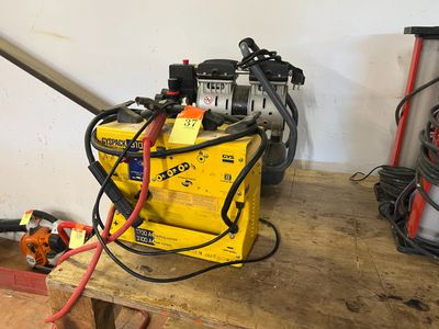 une machine jaune posée sur une table en bois