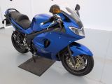 une photo d'une moto bleue garée dans un garage