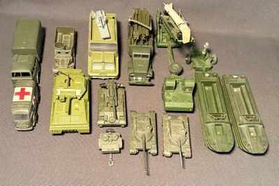 beaucoup de véhicules militaires miniatures et d'autres véhicules posés sur une table