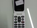 un téléphone portable sur lequel est collé un autocollant à l'arrière