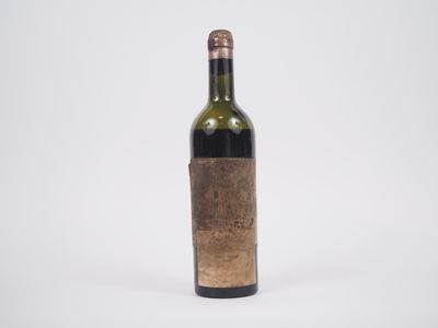 une bouteille de vin posée sur une table