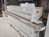 un gros plan d'une machine qui se trouve dans un entrepôt
