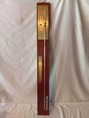 une horloge posée sur un tissu blanc