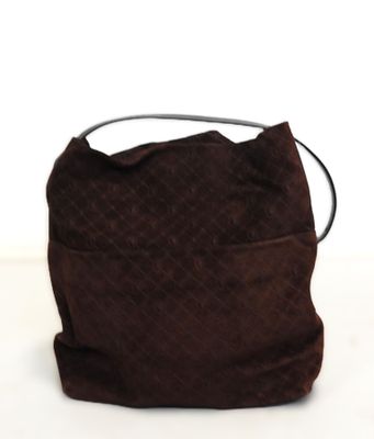 un sac en papier brun muni d'une anse, posé sur une table blanche