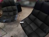 deux chaises qui sont assises ensemble dans une pièce