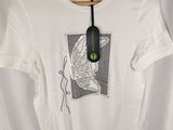 un t-shirt blanc avec l'image d'un oiseau dessus