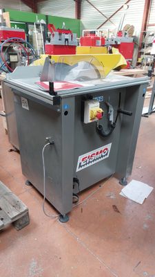 une photo d'une machine qui se trouve dans un entrepôt